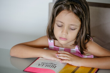 Leitura Sagrada a Criança Absorvendo a Mensagem da Bíblia.