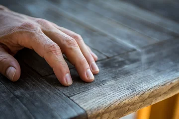 Wanddecoratie Nagelstudio Mans hand resting  © InversedSlayer