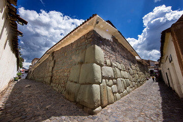 Inca stone walls in Cusco, Peru, a remarkable example of Inca architecture and craftsmanship - obrazy, fototapety, plakaty