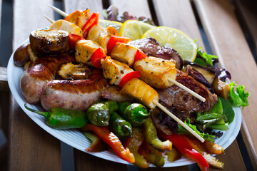Naklejka premium Traditional Bulgarian dish Meshans skara – mixed grilled meat, sausages and vegetables
