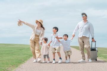 家族旅行・レジャー・行楽・リゾート・夏休みのイメージ（スーツケース・荷物）  © buritora