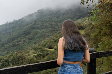 joven mujer de espaldas mirando el paisaje 