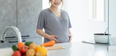 キッチンで料理をするアジア人女性・妊婦・プレママ（顔なし）
