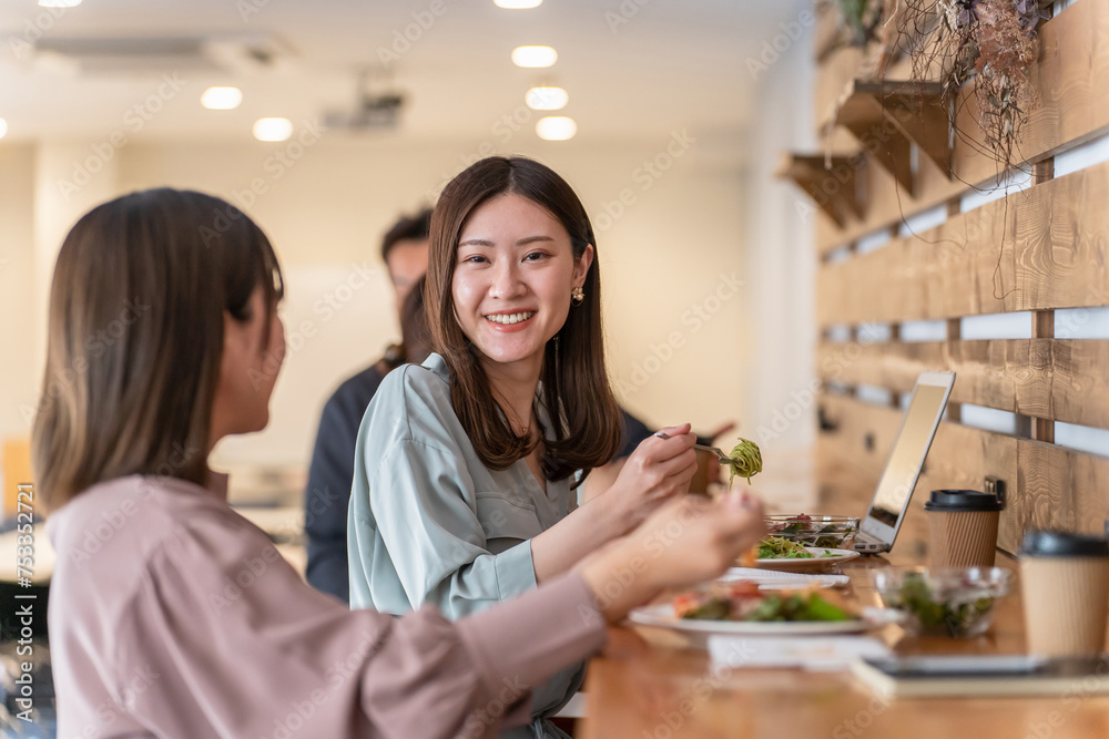 Poster 女友達・同僚と美味しいランチを食べる女性・OL・ビジネスウーマン（女子会）
