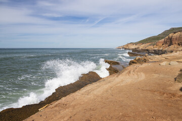 Fototapeta na wymiar Waves breaking on Sunset Cliffs, San Diego, California