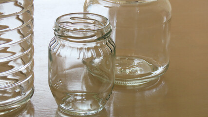 透明なガラスの保存瓶やジャム瓶を通して輝く光