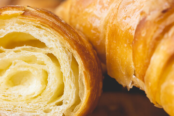 Croissants sobre tábua de madeira em fotografia macro.  Lanche, Padaria, Pão, Comida.