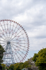 Fototapeta premium 遊園地のカラフルな観覧車 01