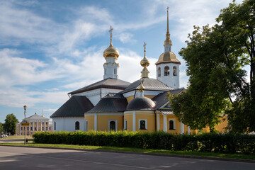 View of the Kazan Church (Church of the Kazan Icon of the Mother of God) and the Resurrection Church on the main square of the city on a sunny summer day, Suzdal, Vladimir region, Russia - obrazy, fototapety, plakaty