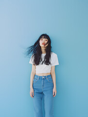 Tシャツとジーンズのアジア人女性のポートレート..