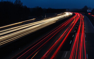 Autolichter auf einer Autobahn