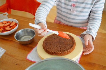 小学2年生の子供が手作りケーキを作っている様子