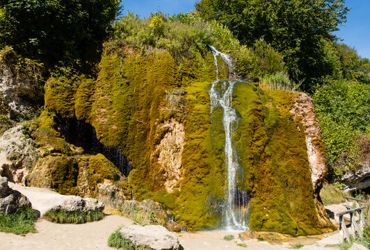 Wachsender Wasserfall Dreim&uuml;hlen in der Eifel