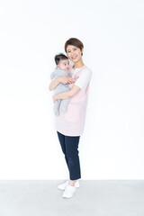 子供を抱くエプロンをつけた日本人女性
