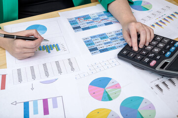 Analizować dane finansowe, papiery,  kolorowe wykresy, tabelki i kalkulator leżą na biurku - obrazy, fototapety, plakaty