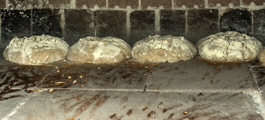 Miches de pain enfournées en attente de cuisson à Moinant, Meyriat, dans le Revermont de l'Ain, France