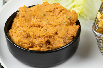 filet américain (spécialité belge et du nord de la France) et frites, en gros plan