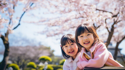 桜の前で仲良しな二人、笑顔の姉妹　Sisters smiling in front of cherry blossoms. Spring in Japan.Generative AI