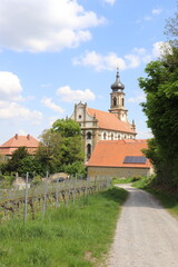 Blick auf den Weibauort Castell bei W&uuml;rzburg in Franken mit Kirche vom Weinberg kommend