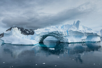 Iceberg en forme d'arche en Antarctique - obrazy, fototapety, plakaty