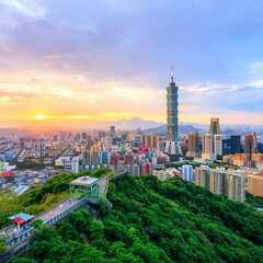 Naklejka premium Taipei, Taiwan city skyline at sunset from view of Taipei City, make a hike to the top of Elephant Mountain