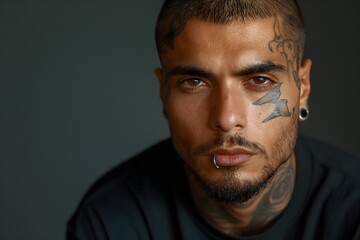 Hispanischer Gangster mit Piercings und Tatoos im Gesicht, Konzept Gangs in Amerika - obrazy, fototapety, plakaty