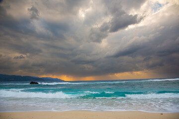 奄美, 春(3月)に“寒の戻り”の冬の海,