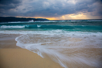 奄美, 春(3月)に“寒の戻り”の冬の海,