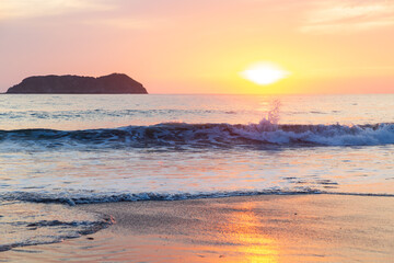Obraz premium Fabulous golden and pink sunset on the Pacific Ocean, Manuel Antonio, Costa Rica