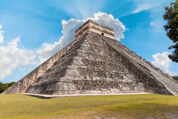 Fototapeta na wymiar Pyramid of Kukulcan in the Mexican city of Chichen Itza - Mayan pyramids in Yucatan, Mexico