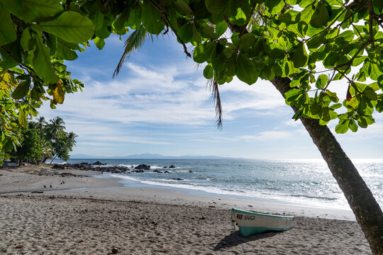 Boot am Strand am Morgen in Costa Rica auf der Nicoya Halbinsel