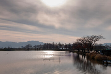 湖の静かな夕暮れ　夕陽　滋賀県草津市平湖