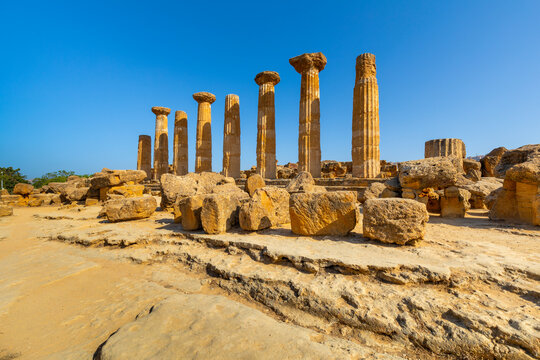 Temple of Heracles, Valle dei Templi (Valley of Temples), UNESCO World Heritage Site, Hellenic architecture, Agrigento, Sicily, Italy