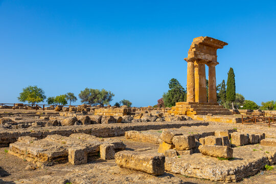 Temple of Castor and Pollux, Valle dei Templi (Valley of Temples), UNESCO World Heritage Site, Hellenic architecture, Agrigento, Sicily, Italy
