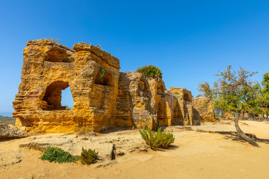 Greek Fortifications, southern city wall, Valle dei Templi (Valley of Temples), UNESCO World Heritage Site, Hellenic architecture, Agrigento, Sicily, Italy