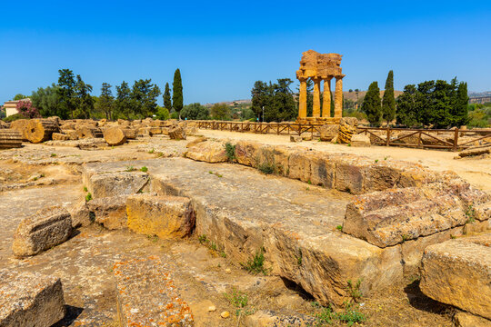 Temple of Castor and Pollux, Valle dei Templi (Valley of Temples), UNESCO World Heritage Site, Hellenic architecture, Agrigento, Sicily, Italy