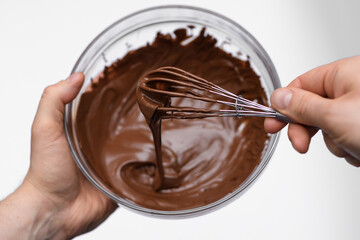 Błyszcząca ciemna czekolada rozpuszczona w kąpieli wodnej z bliska