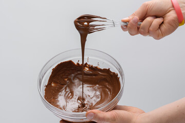 Brązowa błyszcząca płynna czekolada rozpuszczona w misce
