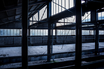 Gebrochenes Fenster in einer alten Lagerhalle