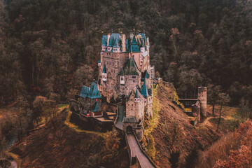 Märchenhafte Burg in einem Tal umgeben von Wald