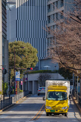 Fototapeta premium 東京六本木7丁目で働くトラック