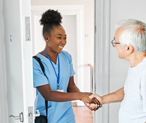 Obraz premium nurse senior home care patient elderly caregiver door welcome greeting front door house house call health woman man retirement assistance nursing carer a helping hand arrival doorway