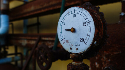 放置され、錆びついて動かない計器