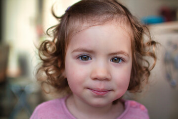 Retrato ni&ntilde;a rubia sonriendo primer plano