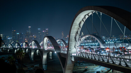 Obraz premium City skyline with traffic on a steel bridge