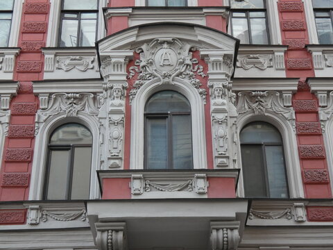 eclecticism in the architecture of a 19th century income house