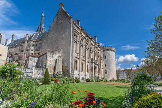 H&ocirc;tel de Ville d'Angoul&ecirc;me, Charente, depuis le jardin de l'H&ocirc;tel de Ville