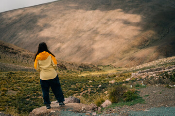 Fototapeta premium tourist on the Road leading towards the Salinas Grandes salt flats near Purmamarca
