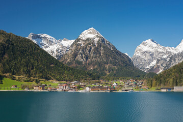 Pertisau am Achensee vor der Bergkulisse des Karwendel an einem sonnigen Frühlingstag, Tirol, Österreich
