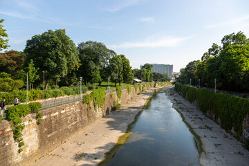 Fototapeta na wymiar View of the Wiental Canal in Vienna